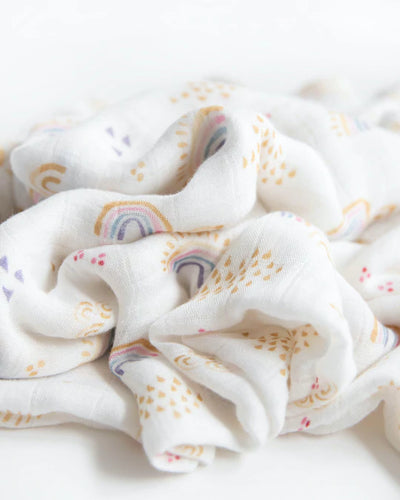 DELUXE MUSLIN SWADDLE BLANKET - RAINBOWS AND RAINDROPS